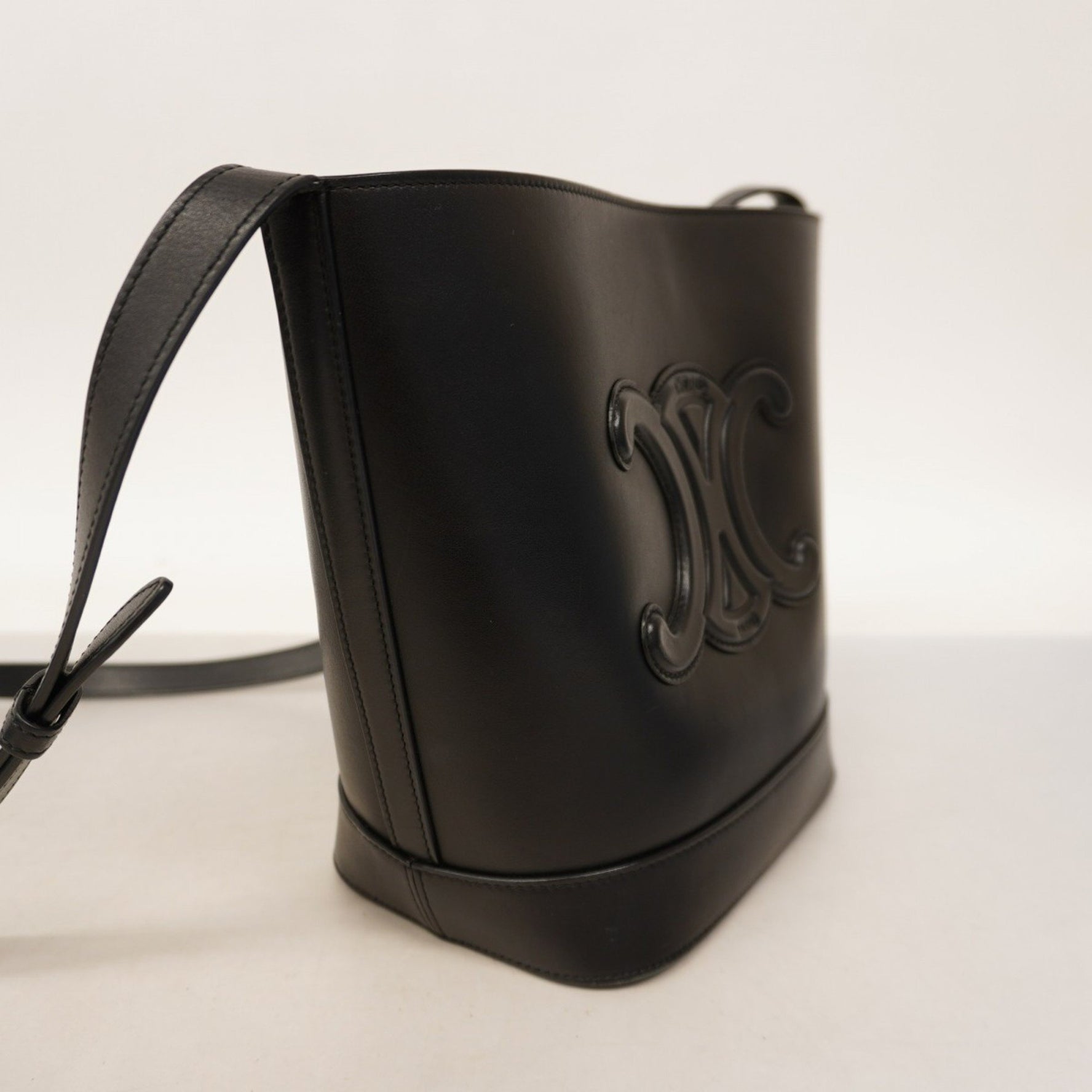 Celine Triomphe Bucket Cuir Shoulder Bag in Leather