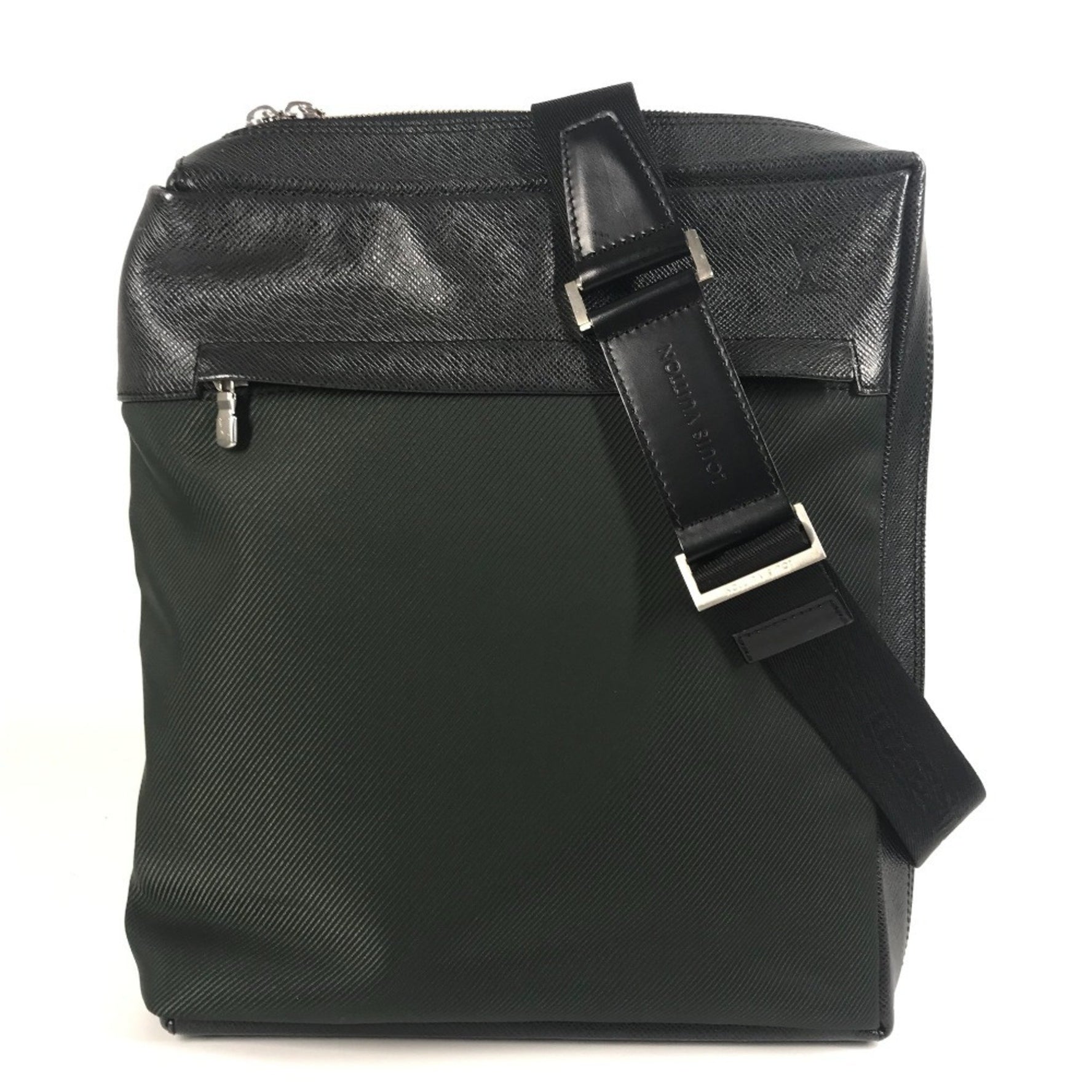 LOUIS VUITTON Taiga Beluga Crossbody Pochette Shoulder Bag in Leather and Nylon, Khaki, Women