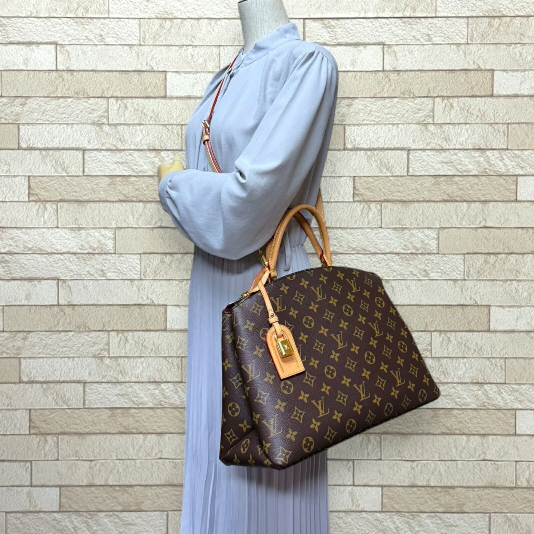 Louis Vuitton Grand Palais MM Monogram Shoulder Bag Canvas LOUIS VUITTON