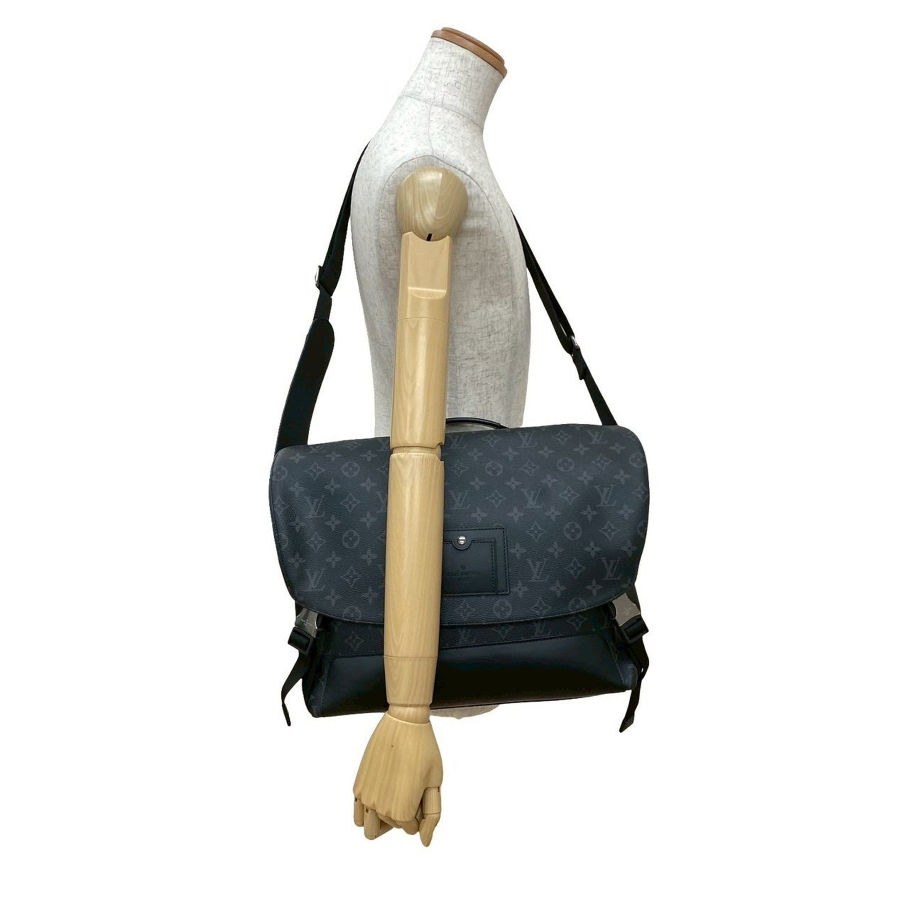 Louis Vuitton Messenger Voyage MM Monogram Eclipse Leather Shoulder Bag Black