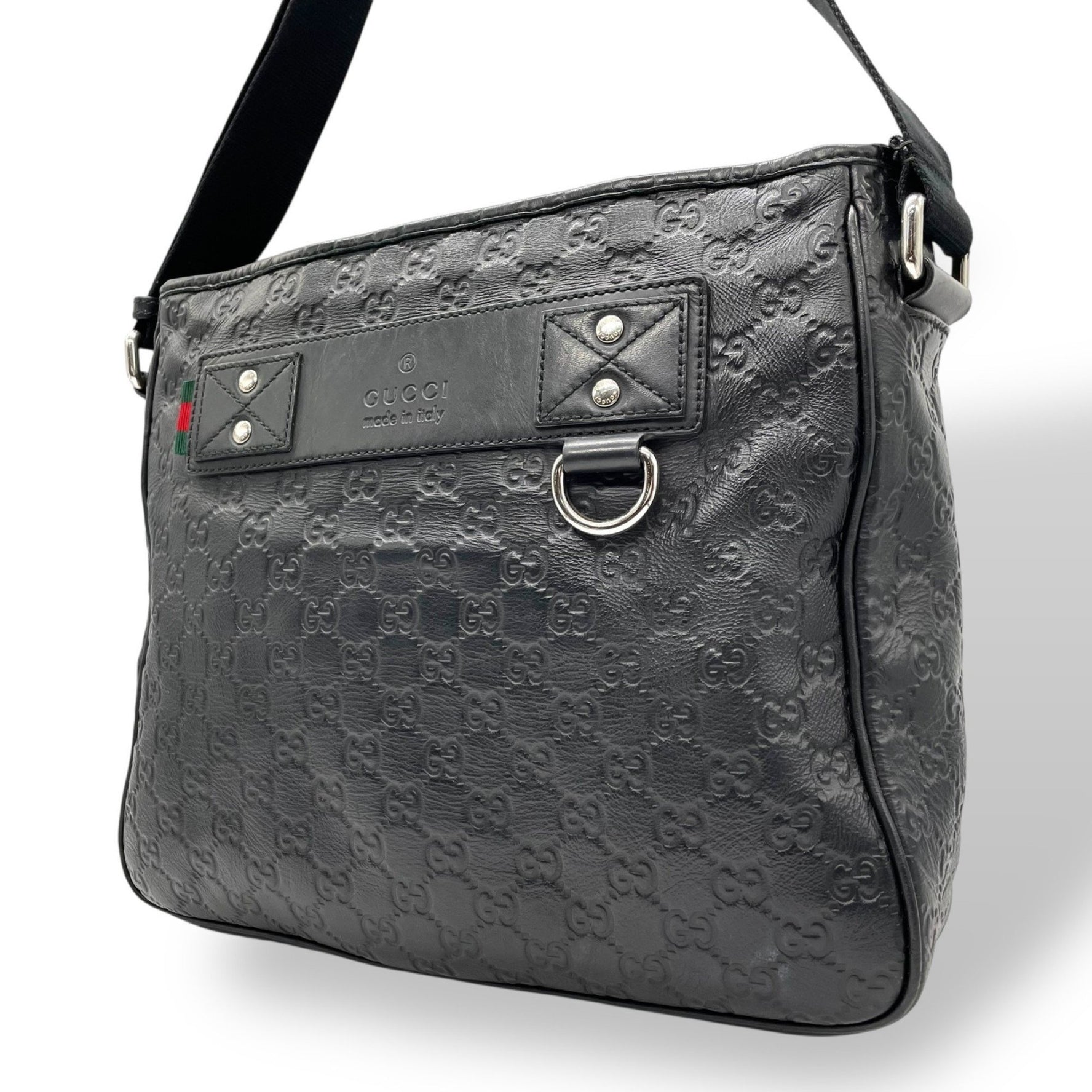 GUCCI Guccissima Shelly logo-embossed shoulder bag/messenger bag in leather with silver hardware, model Can be worn crossbody. Suitable .