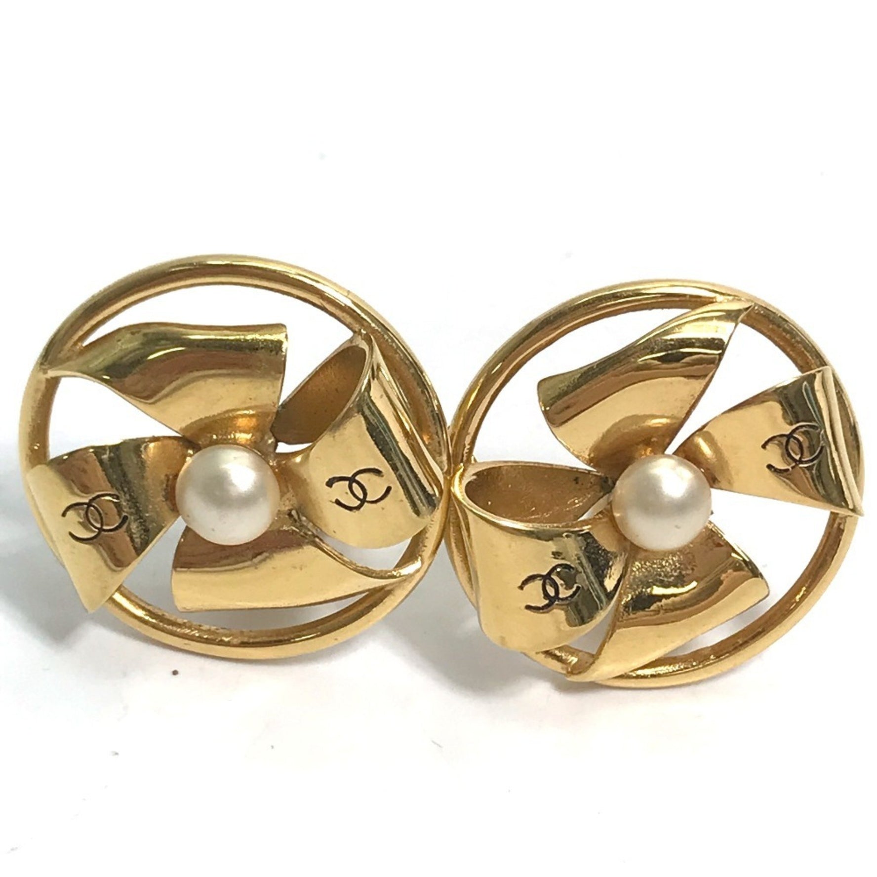 CHANEL Vintage Faux Pearl Ribbon Round CC Coco Mark Earrings in Metal