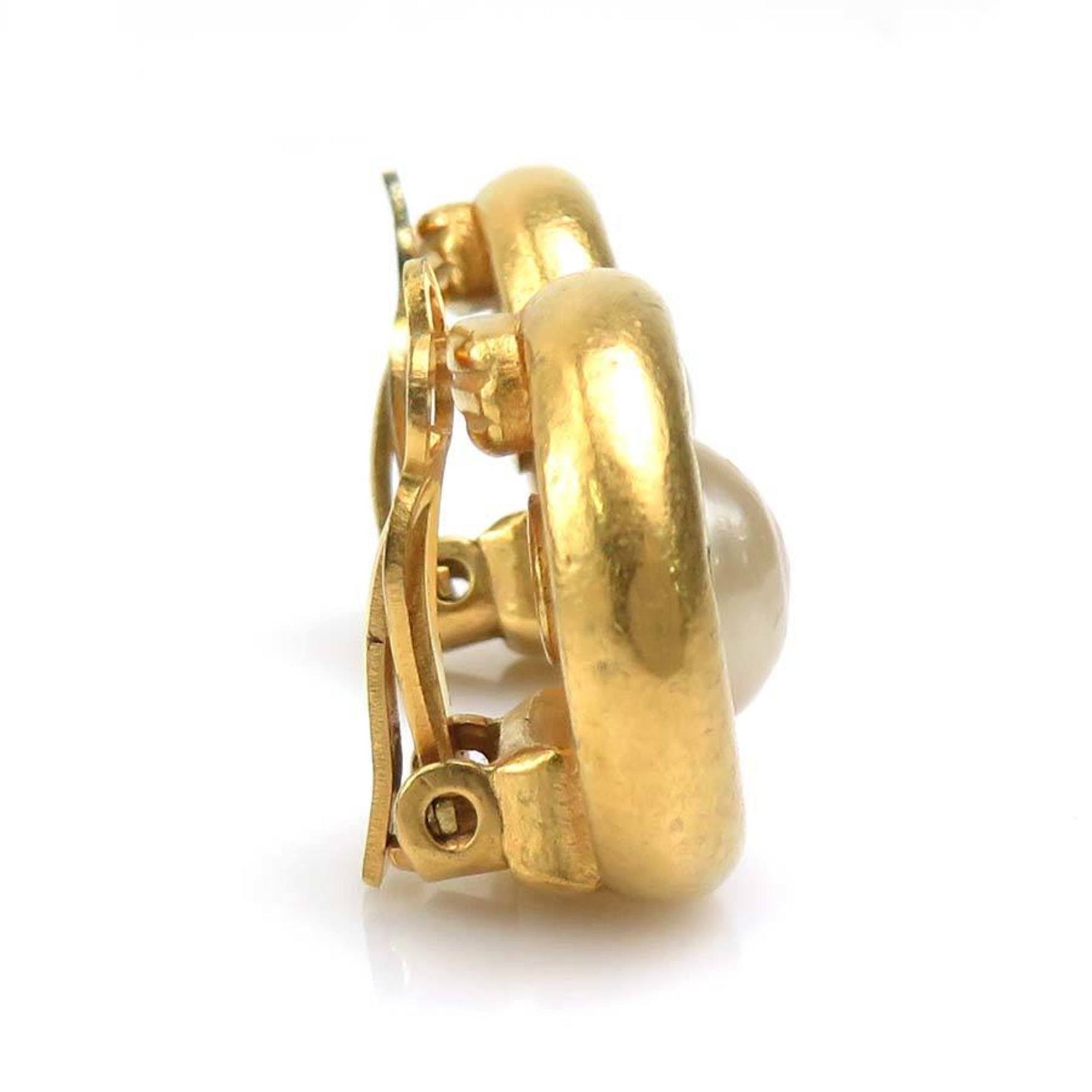 CHANEL Women's Metal Earrings with Faux Pearls in Gold and Off-White (e60787g)