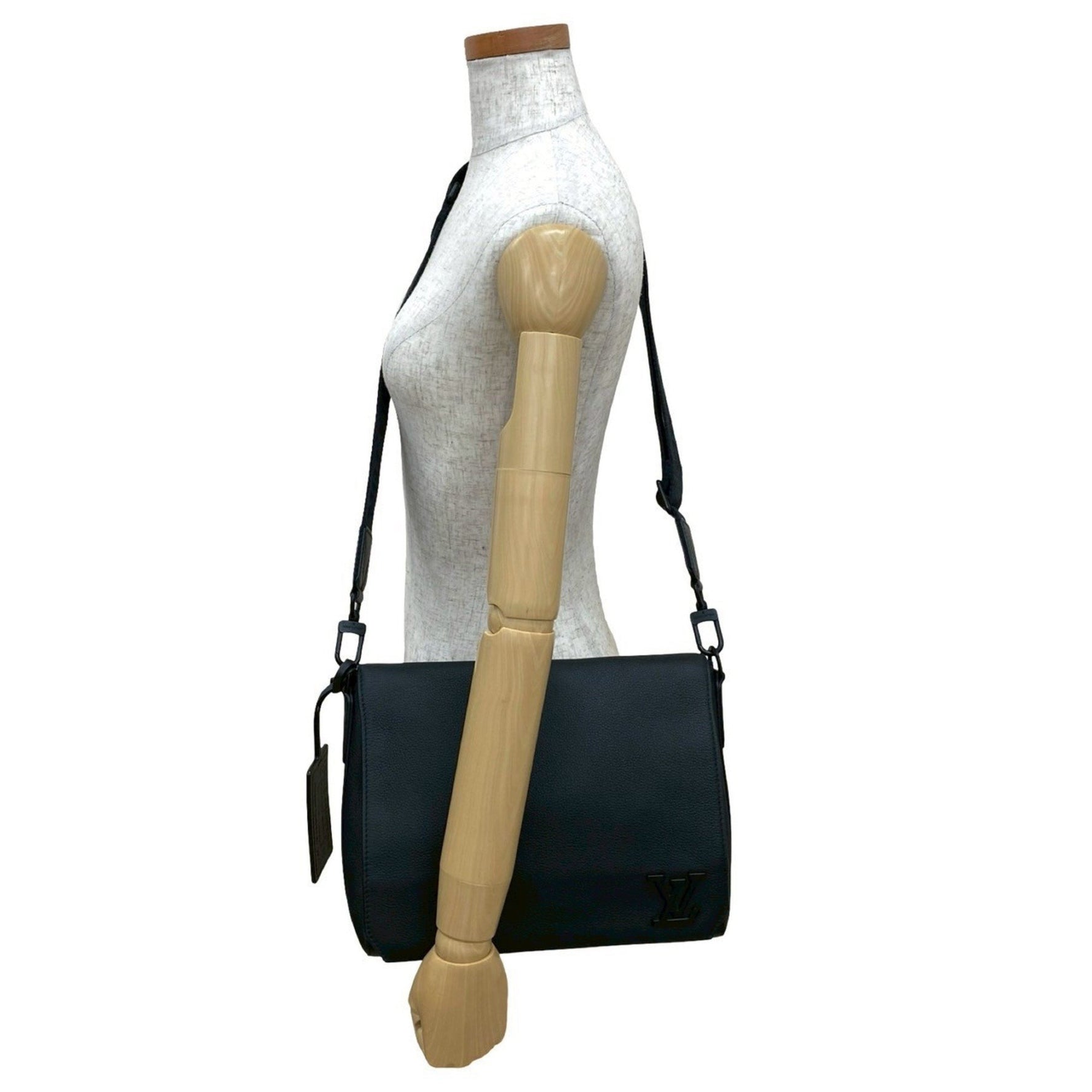 Unused and stored LOUIS VUITTON Take Off Messenger Aerogram Leather Shoulder Bag Noir