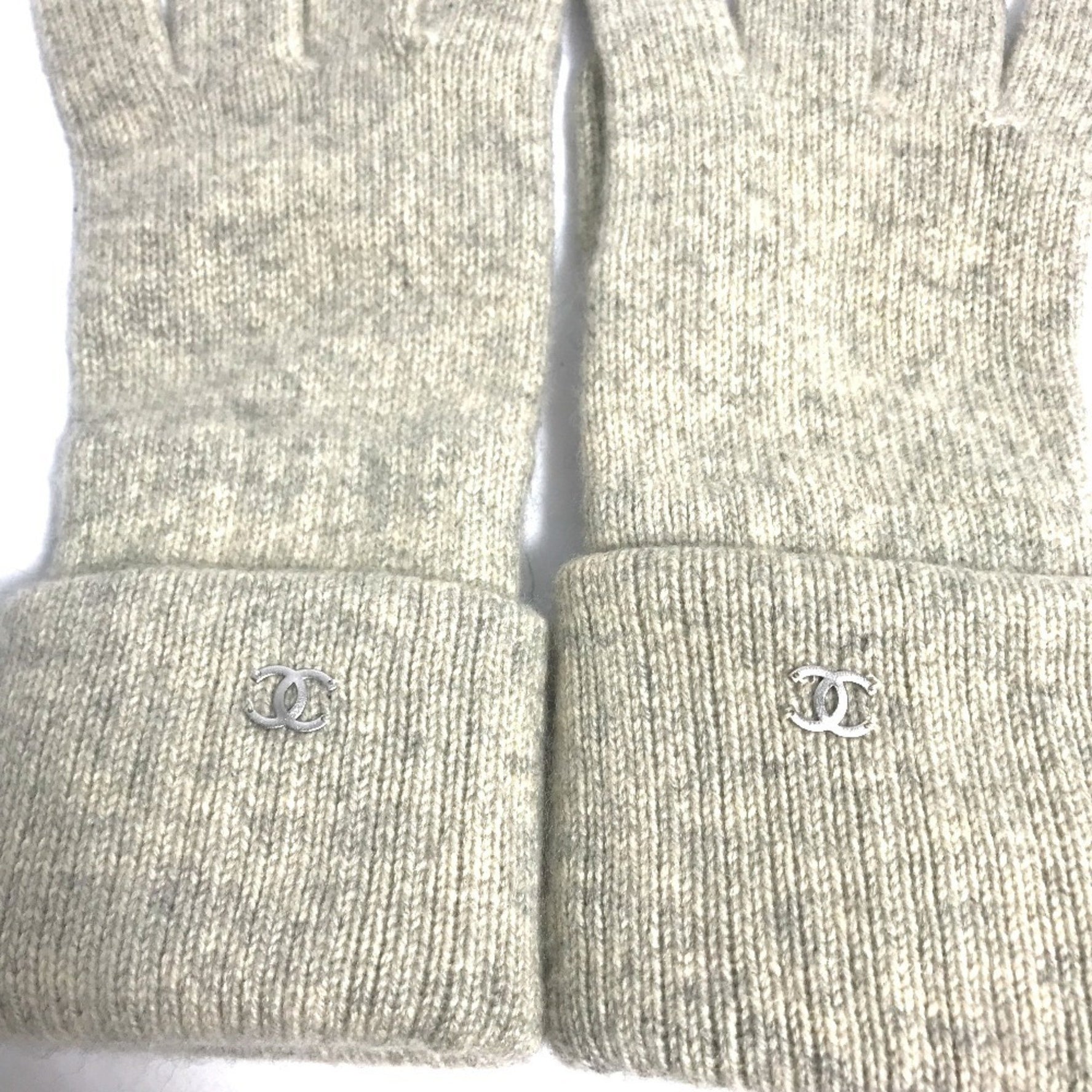CHANEL CC Coco Mark Gloves, Cashmere