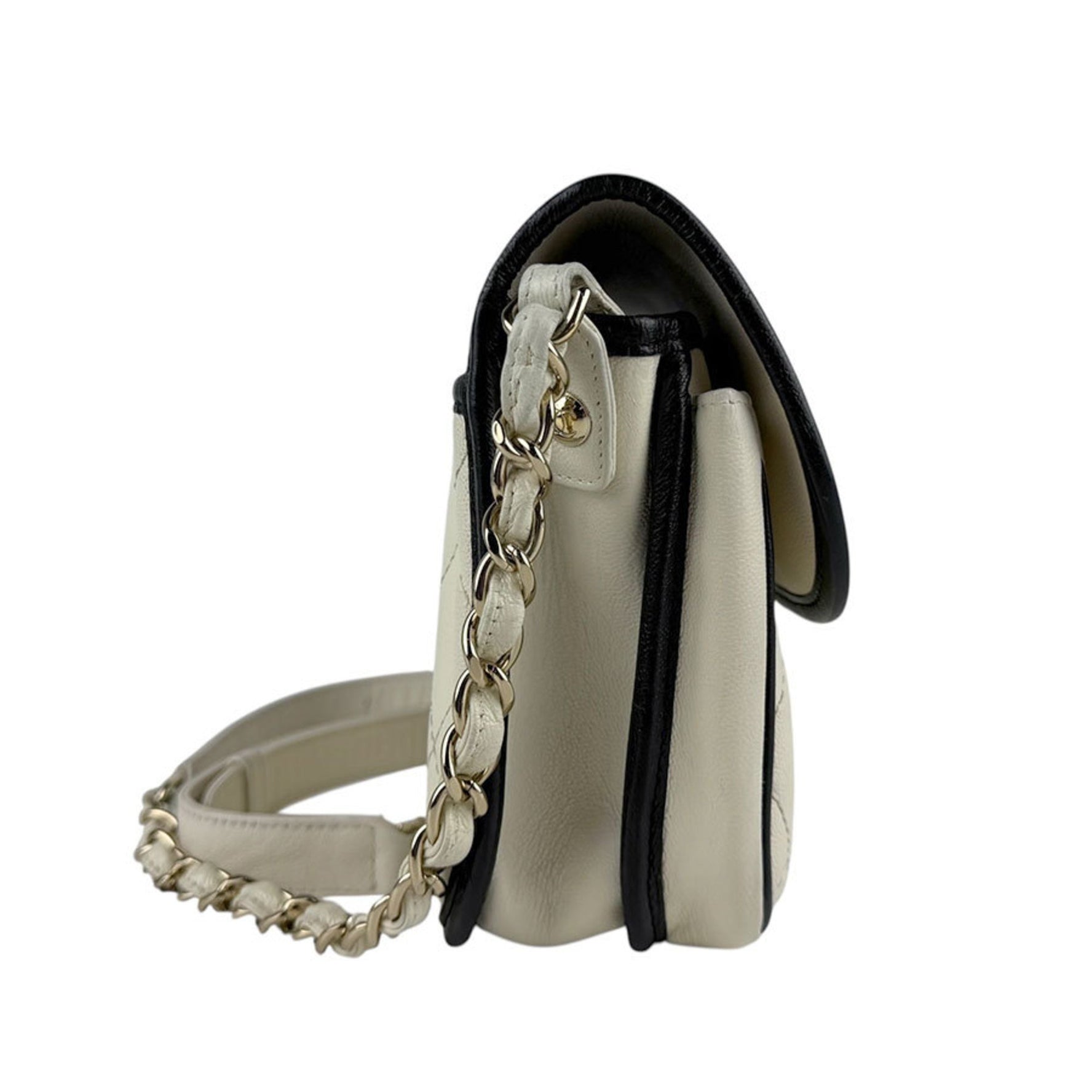 CHANEL Matelasse Shoulder Bag in Leather and Metal, Off-White, Black, Gold