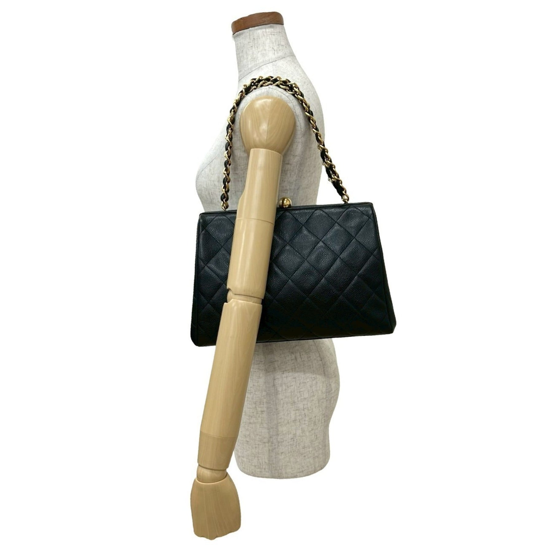 Nearly unused CHANEL Matelasse Matte Caviar Leather Clasp Chain Shoulder Bag in (177-2)