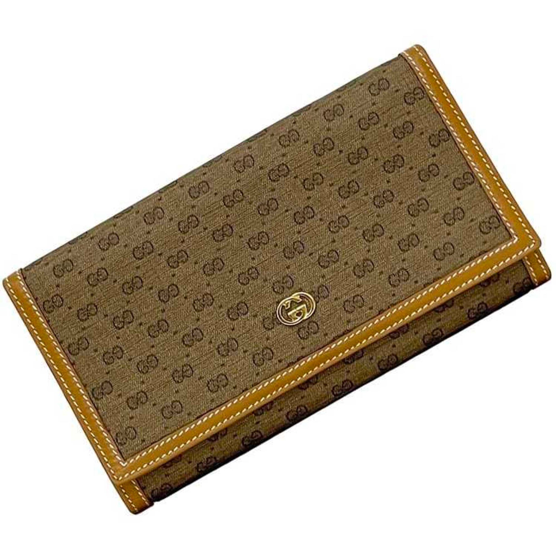 Gucci bifold long wallet in beige and camel brown with interlocking closure (035 184 0760). Made of PVC leather, this GG is perfect women.