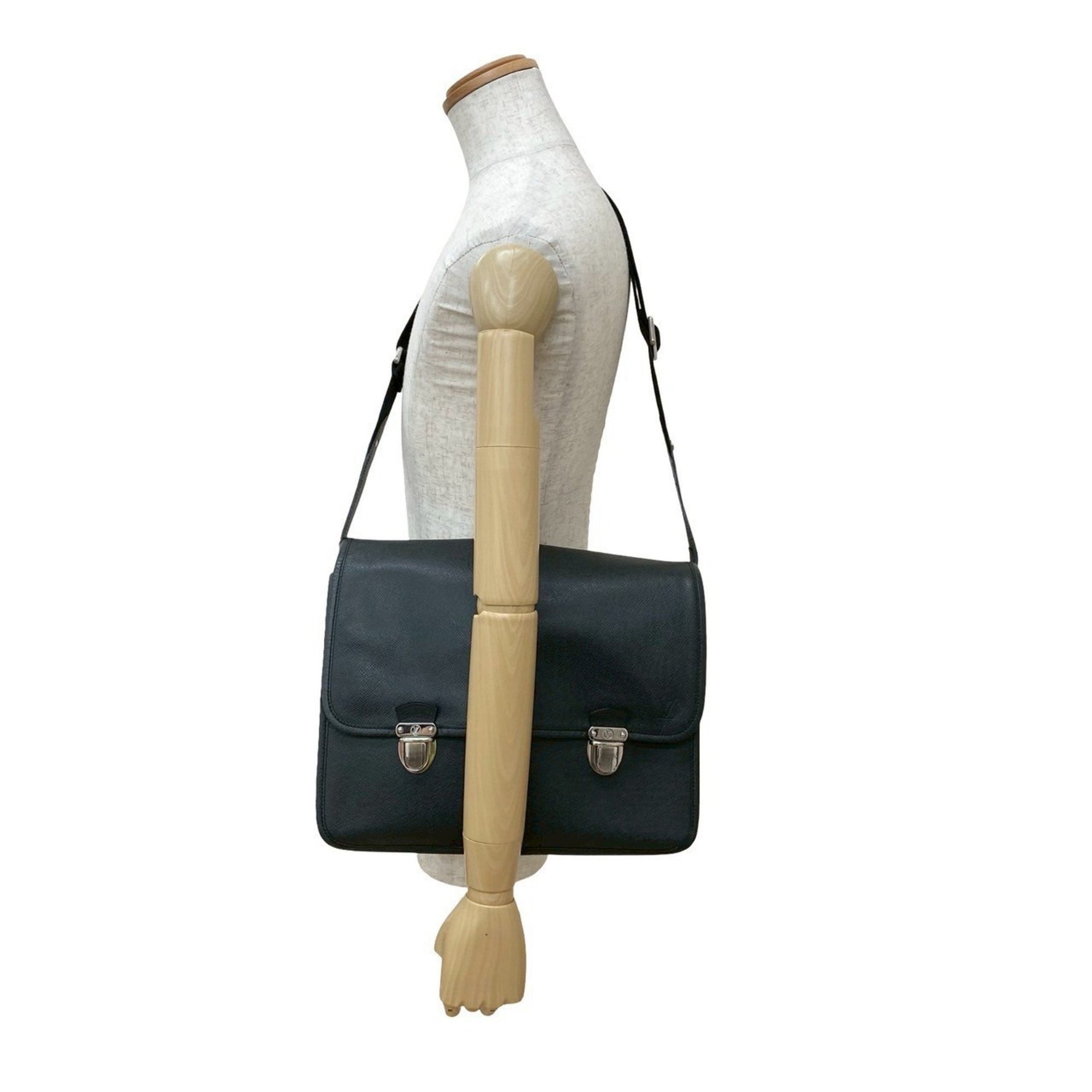 Louis Vuitton Alexei Taiga Leather Shoulder Bag, Business Messenger 459-6