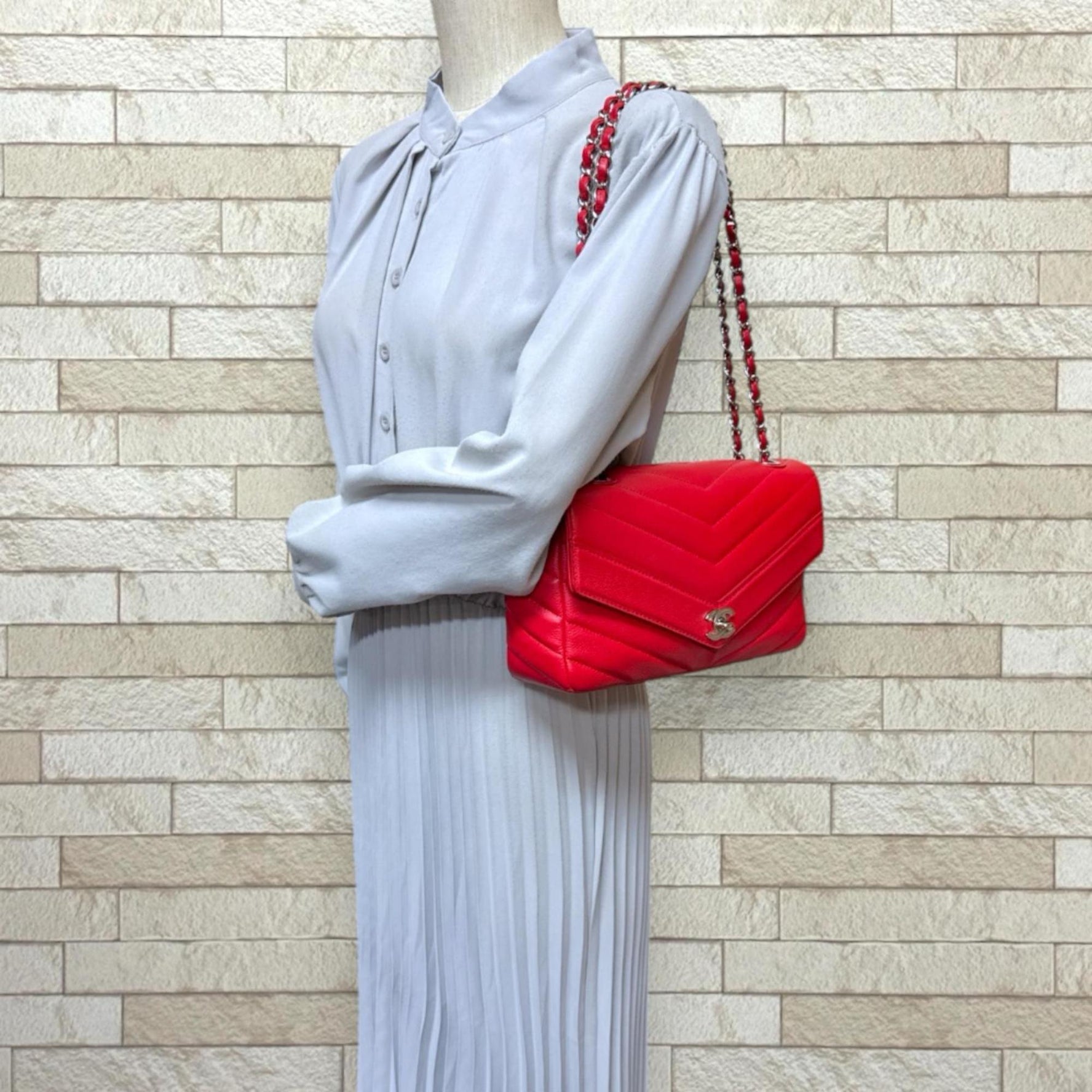 Chanel V-stitch shoulder bag in red leather with a double chain.