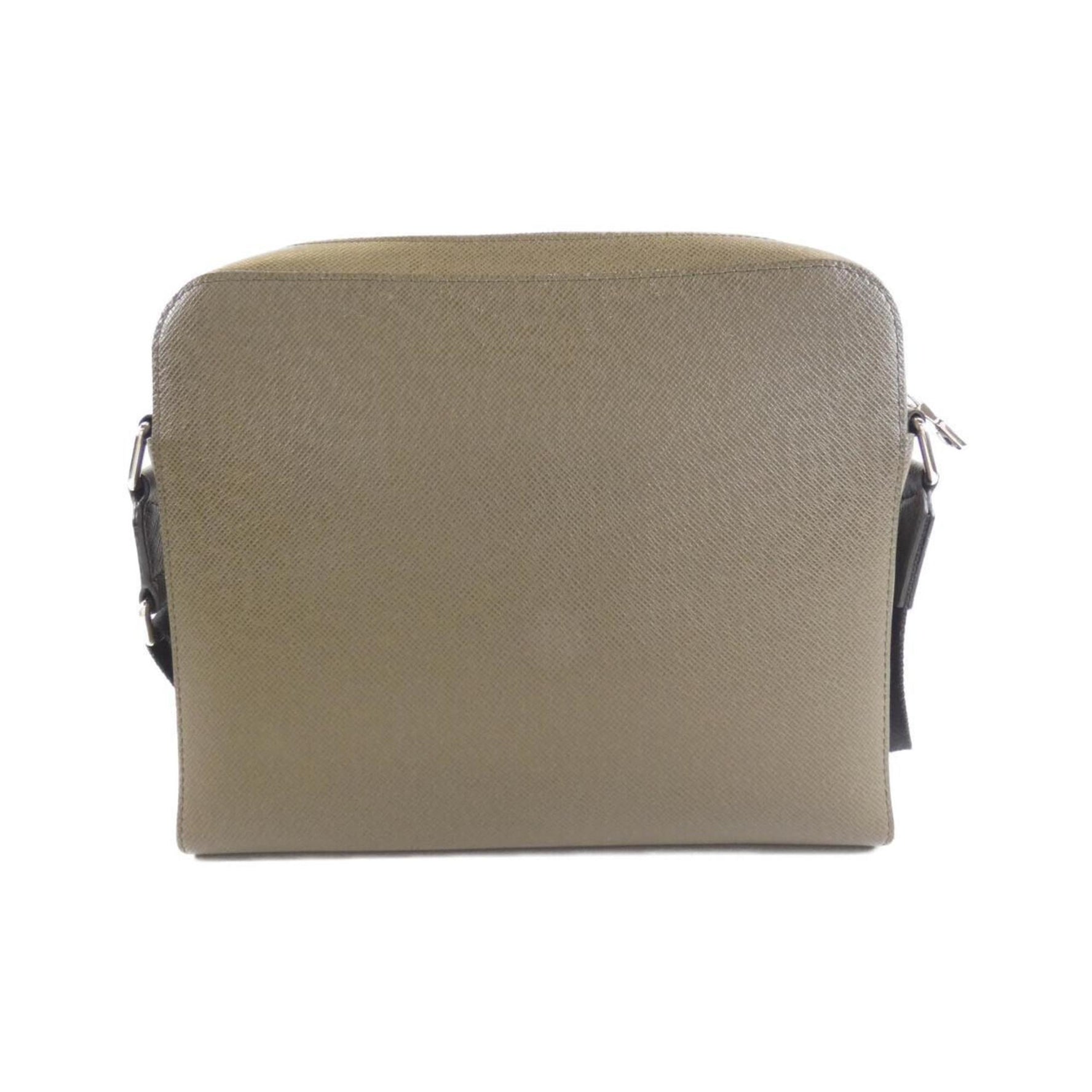 Louis Vuitton Taiga Anton Messenger Shoulder Bag