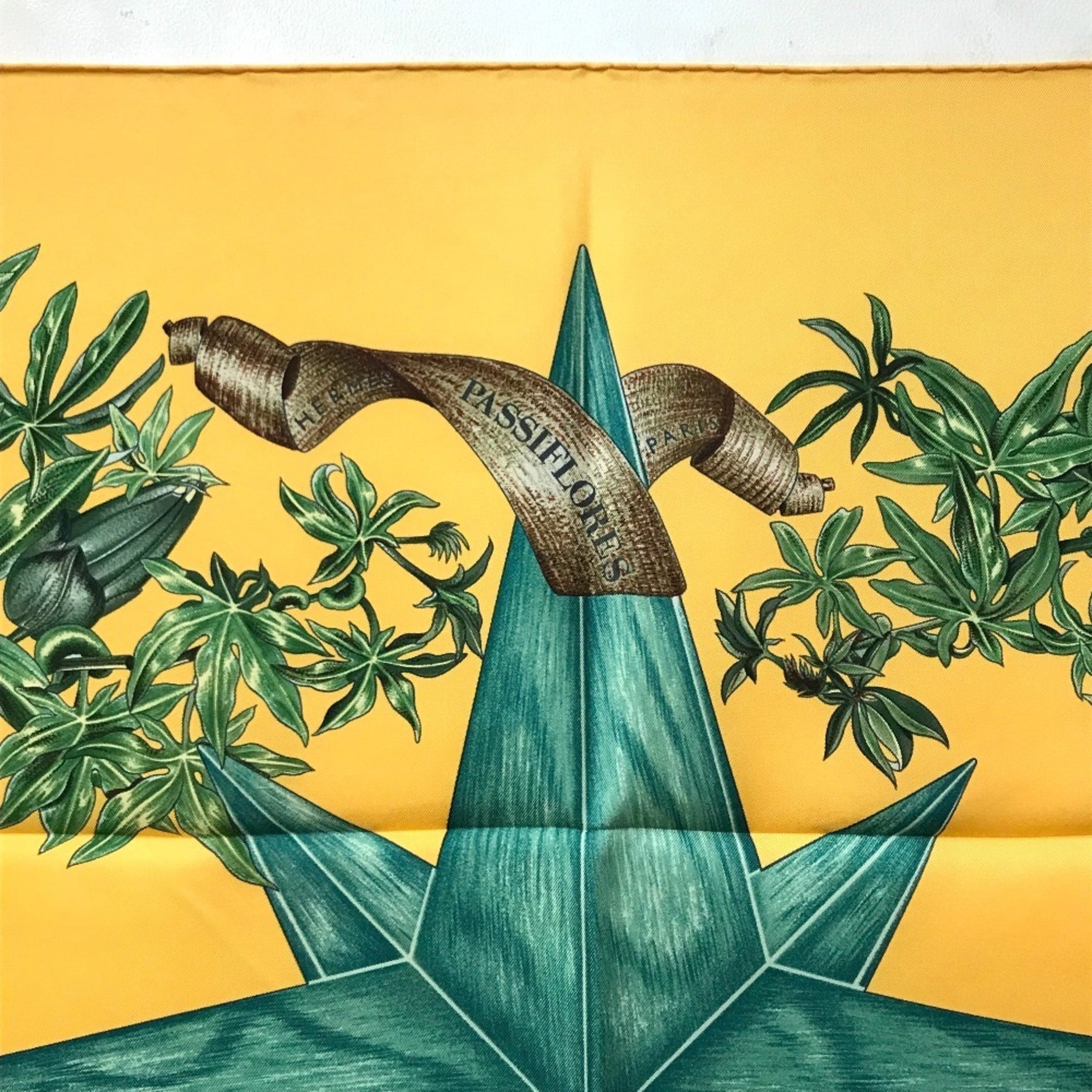 HERMES Carré 90 PASSIFLORES Passion Flower Floral Print Silk Scarf/Muffler Yellow and Green