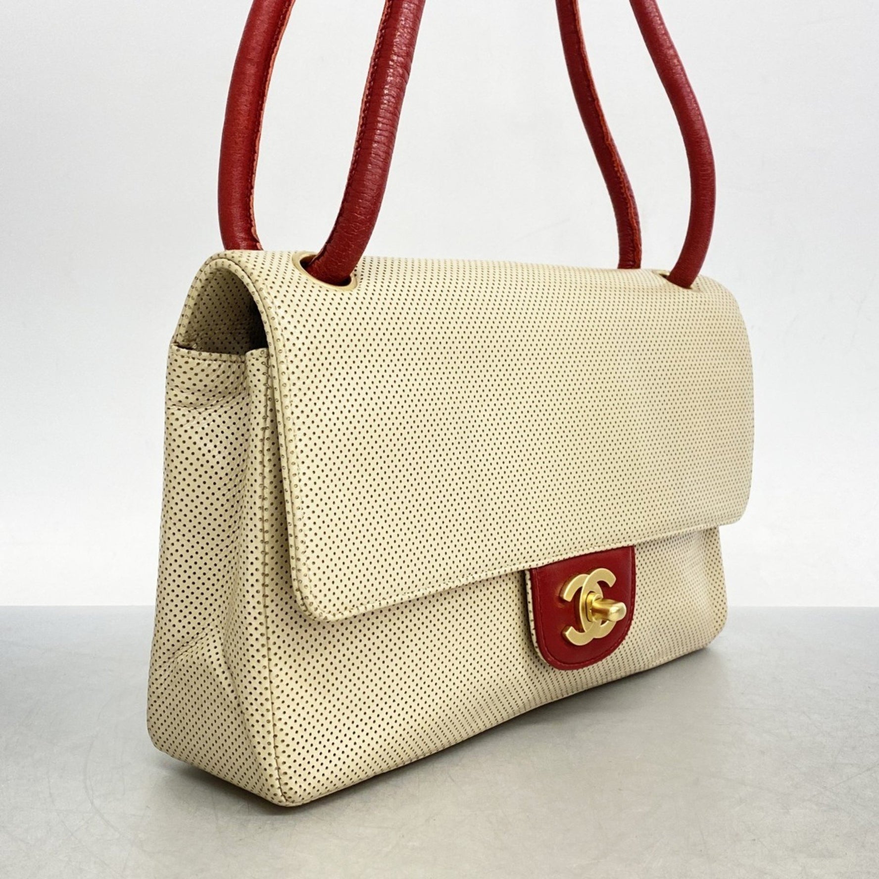 Chanel shoulder bag leather beige red