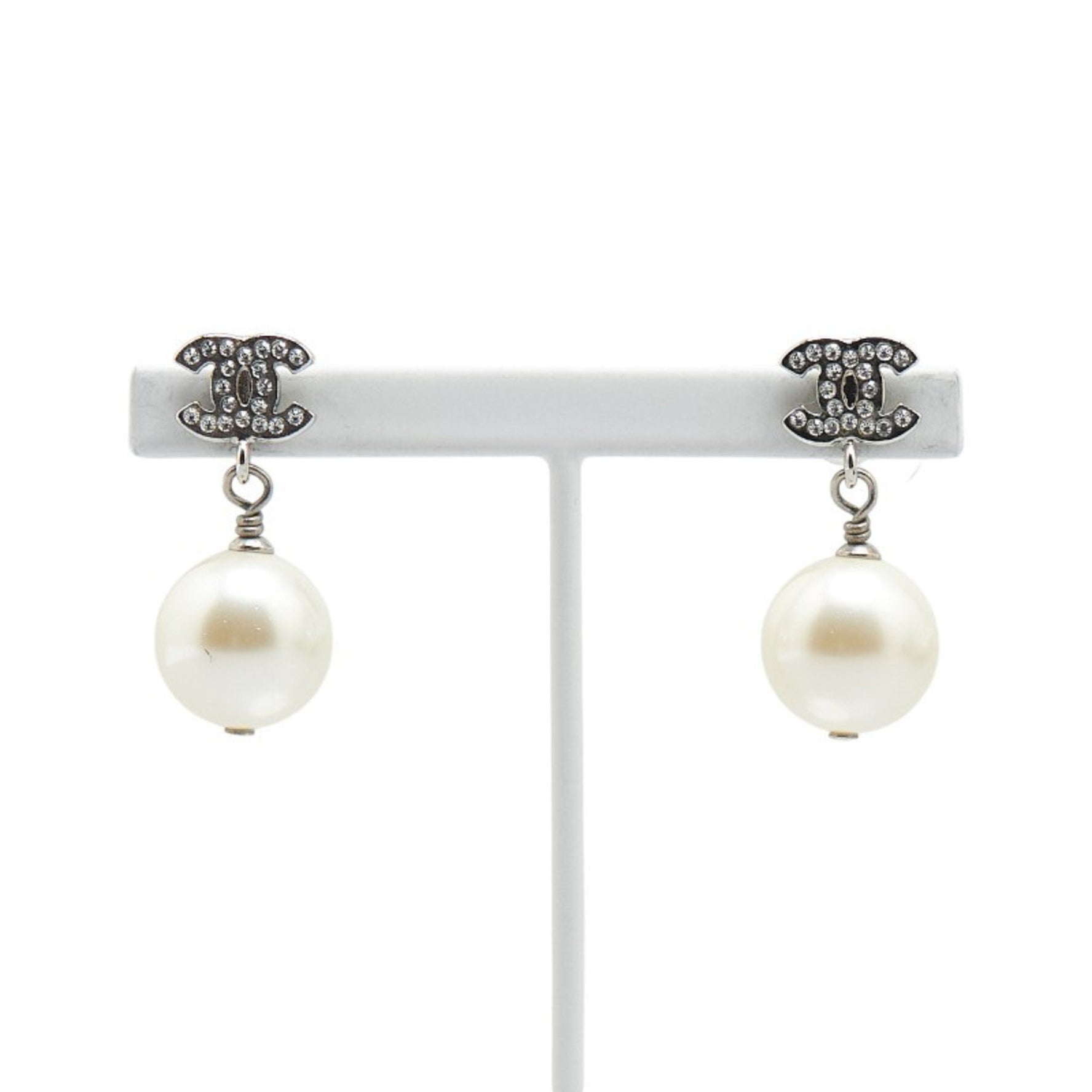 CHANEL Coco Mark Rhinestone Swing Earrings in Metal with Faux Pearls