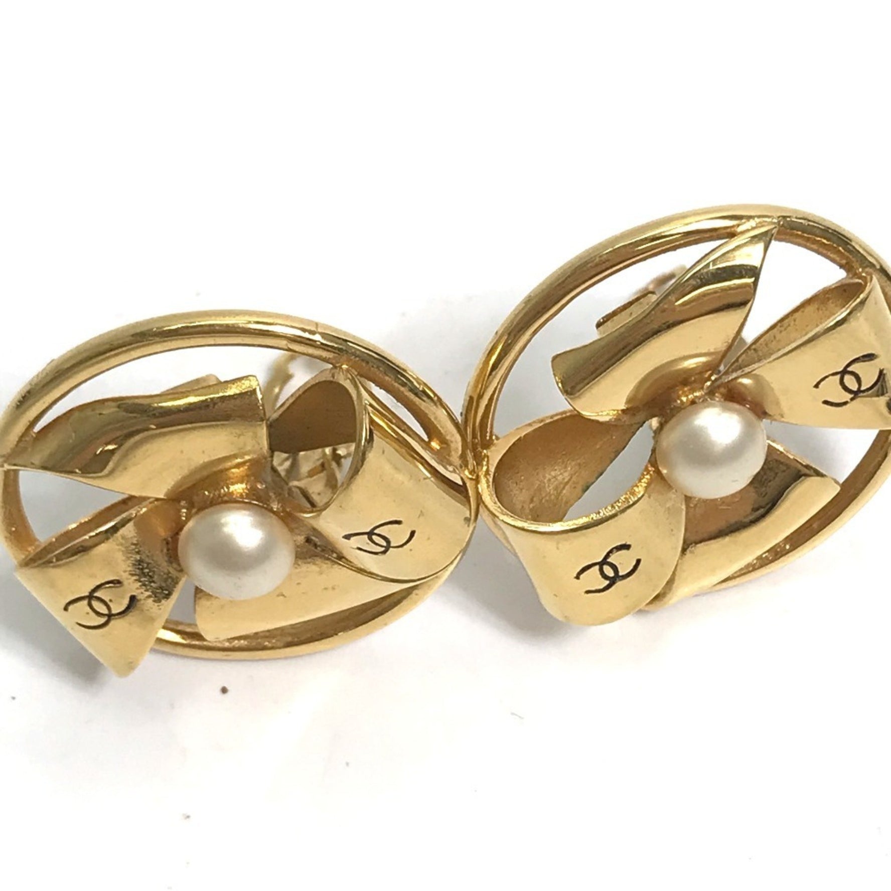 CHANEL Vintage Faux Pearl Ribbon Round CC Coco Mark Earrings in Metal