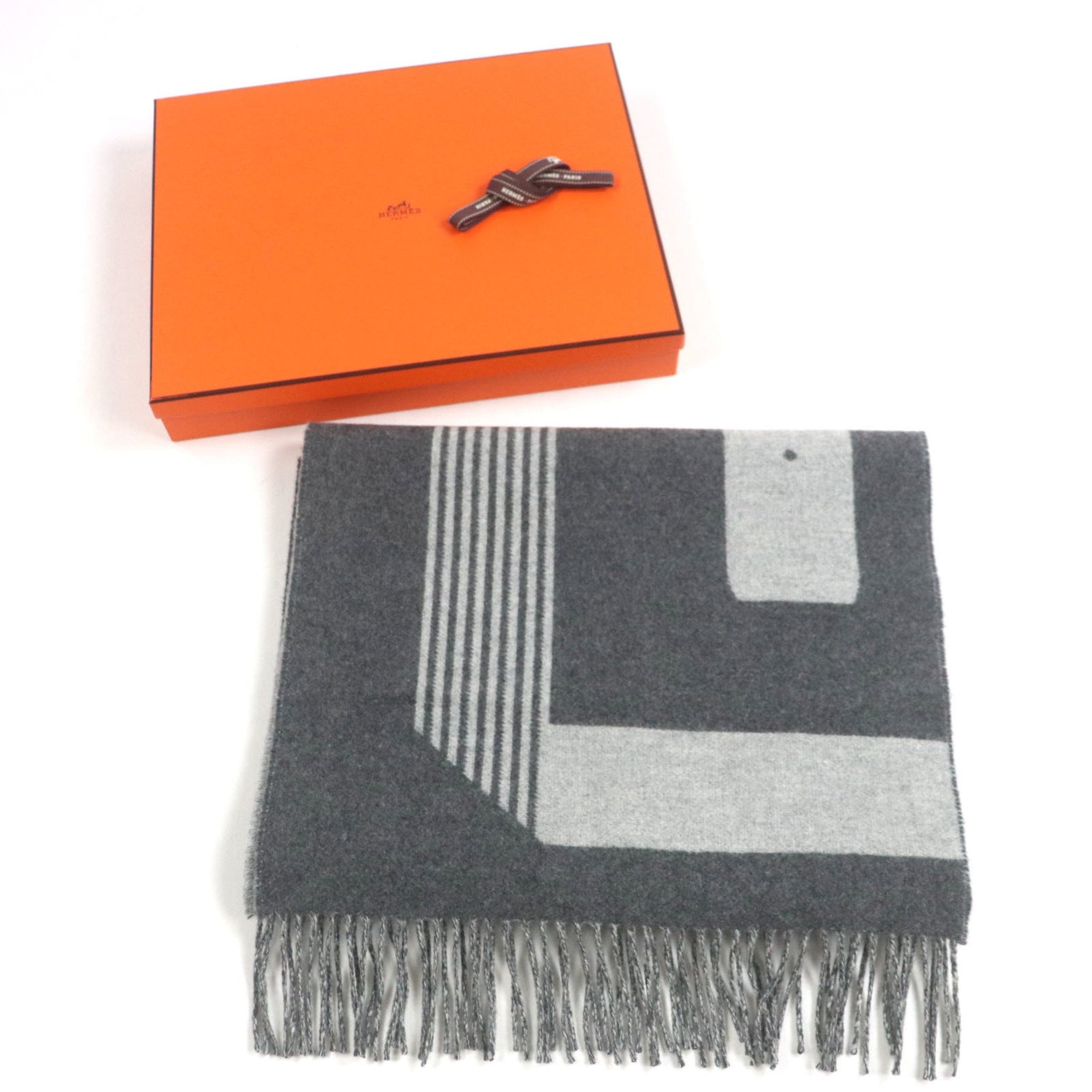 HERMES Sangle à Boucle 100% Cashmere Antogracito Gris Clair Fringed Scarf, Made in England, with Box