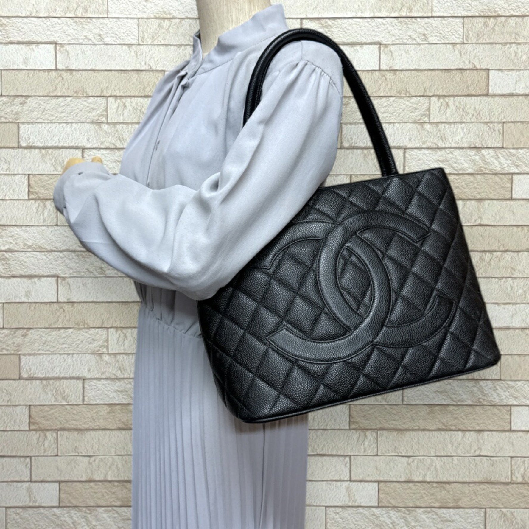 CHANEL Reproduction Tote Bag Caviar Skin A01804 Black Women's