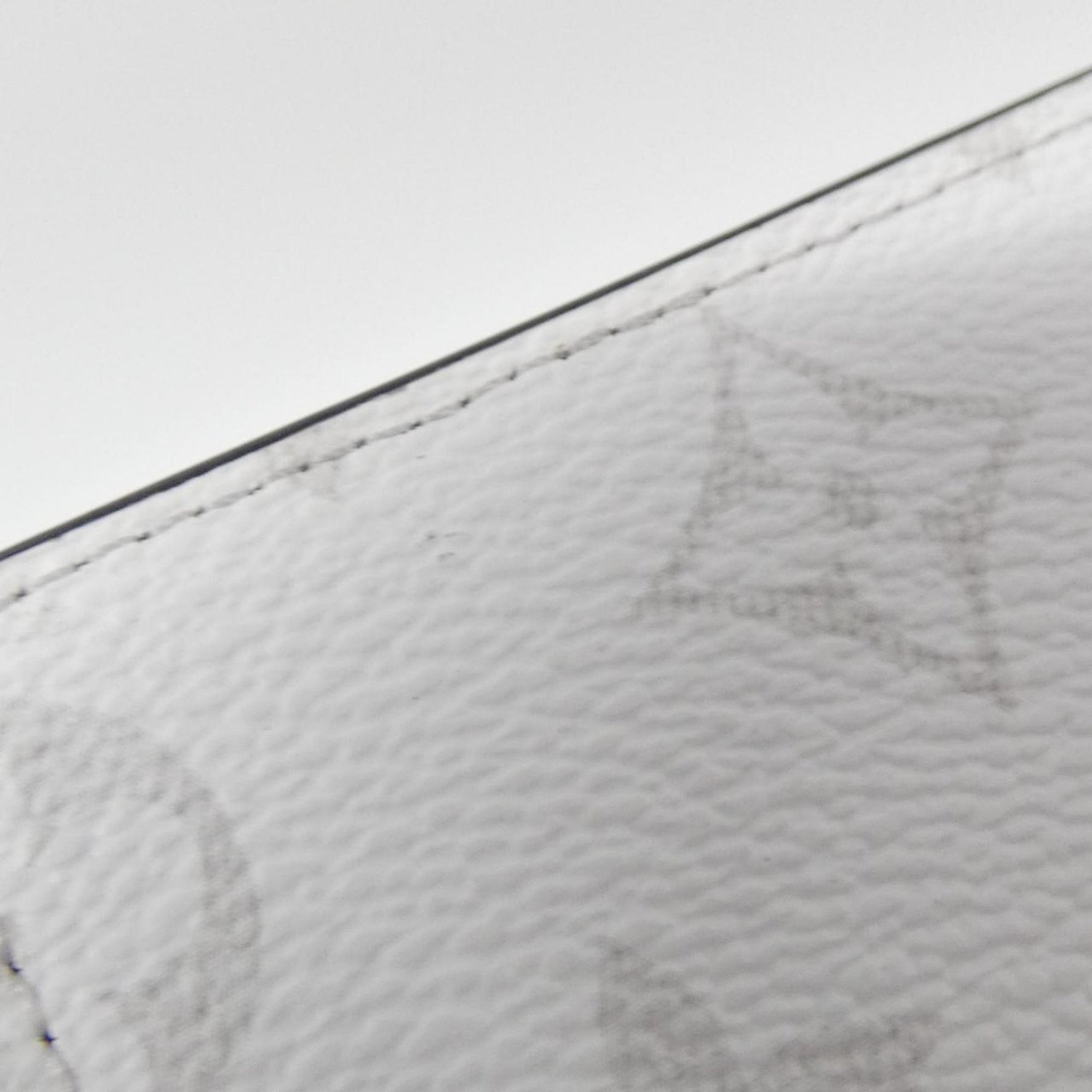 Louis Vuitton Taiga Lama Portefeuille Brazza Wallet