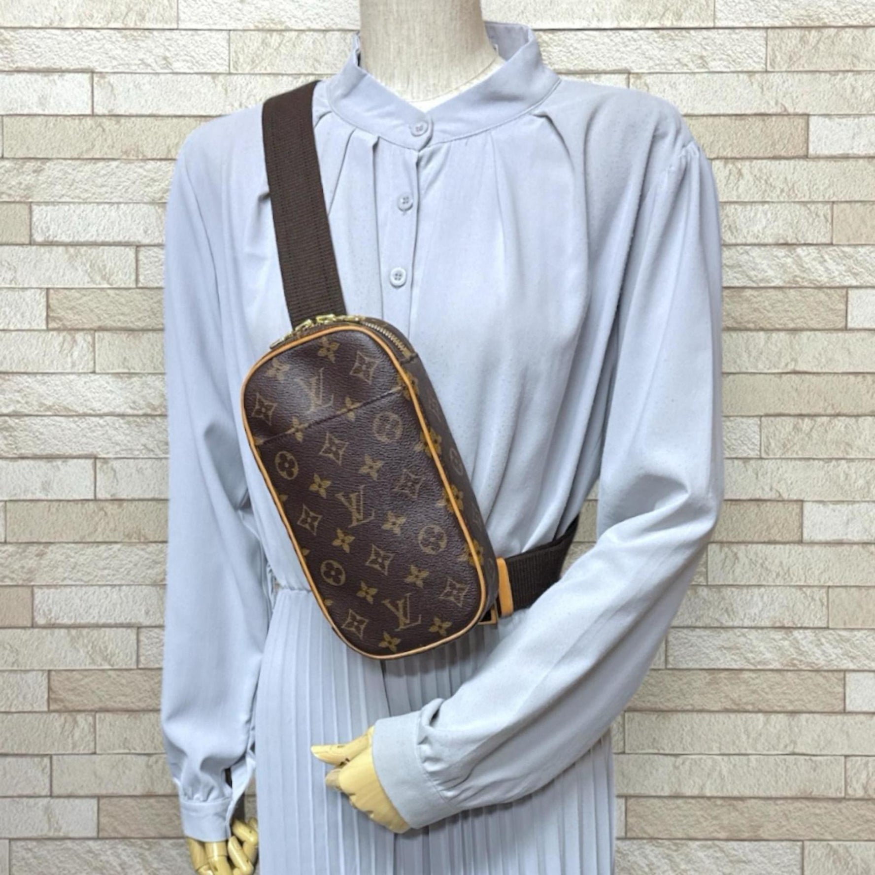 Louis Vuitton Pochette Ganjou Monogram Shoulder Bag in Canvas