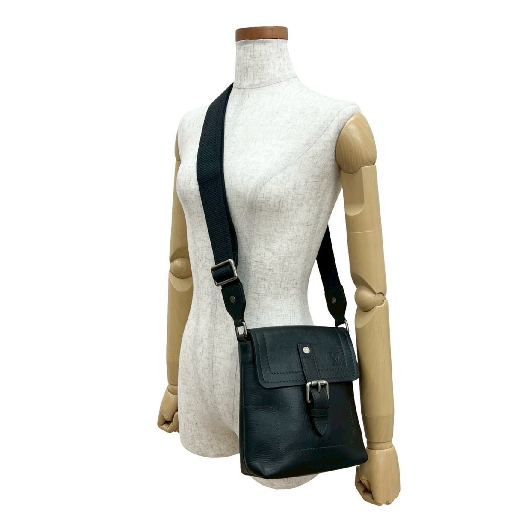 LOUIS VUITTON Utah Yuma Leather Shoulder Bag/Pochette/Sacoche in Basalt